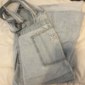 LEVI’S CUTOFF OVERALL SHORTS- DARK WASH 🌸